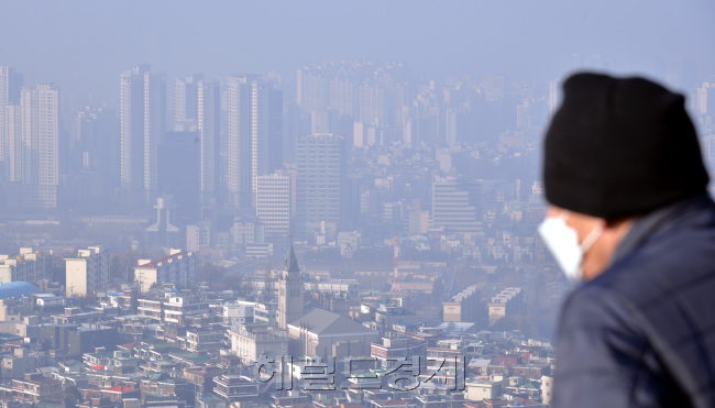 날씨가 풀리자. 미세먼지가 다시 기승을 부리고 있다. 17일 미세먼지 주의보는 전국적으로 '나쁨'을 예보하고 있다. 남산에서 바라본 서울시 전경이 뿌연 연무로 싸여있다. <br />정희조 기자/chehco@heraldcorp.com  181217
날씨가 풀리자. 미세먼지가 다시 기승을 부리고 있다. 17일 미세먼지 주의보는 전국적으로 '나쁨'을 예보하고 있다. 남산에서 바라본 서울시 전경이 뿌연 연무로 싸여있다.
정희조 기자/chehco@heraldcorp.com  181217