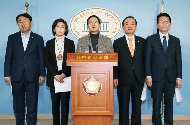 여야 5당 원내대표가 15일 오후 국회 정론관에서 연동형 비례대표제 도입 검토를 합의한 것과 관련해 기자회견을 하고 있다. 왼쪽부터 바른미래당 김관영 원내대표, 자유한국당 나경원 원내대표, 더불어민주당 홍영표 원내대표, 민주평화당 장병완 원내대표, 정의당 윤소하 원내대표.[사진=연합뉴스]
여야 5당 원내대표가 15일 오후 국회 정론관에서 연동형 비례대표제 도입 검토를 합의한 것과 관련해 기자회견을 하고 있다. 왼쪽부터 바른미래당 김관영 원내대표, 자유한국당 나경원 원내대표, 더불어민주당 홍영표 원내대표, 민주평화당 장병완 원내대표, 정의당 윤소하 원내대표.[사진=연합뉴스]