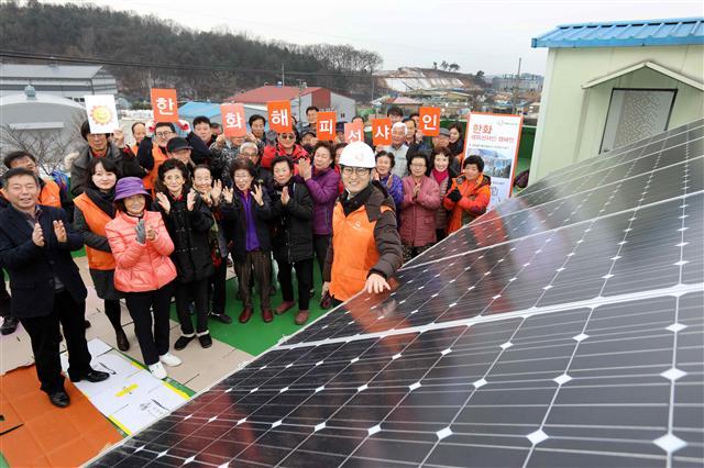 지난 13일 충북 음성군 봉곡2리 마을회관에서 열린 해피선샤인 캠페인 설비 준공식에서 마을 주민들이 기뻐하고 있다. [제공=한화]