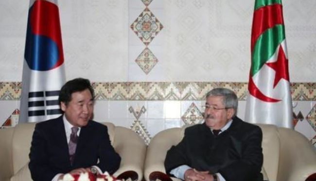 South Korean Prime Minister Lee Nak-yon (L) holds talks with his Algerian counterpart Ahmed Ouyahia in Algiers on Dec. 16, 2018. (Yonhap)