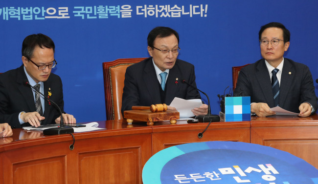 더불어민주당 이해찬 대표가 17일 오전 국회에서 열린 최고위원회의에서 발언하고 있다.[사진=연합뉴스]
더불어민주당 이해찬 대표가 17일 오전 국회에서 열린 최고위원회의에서 발언하고 있다.[사진=연합뉴스]