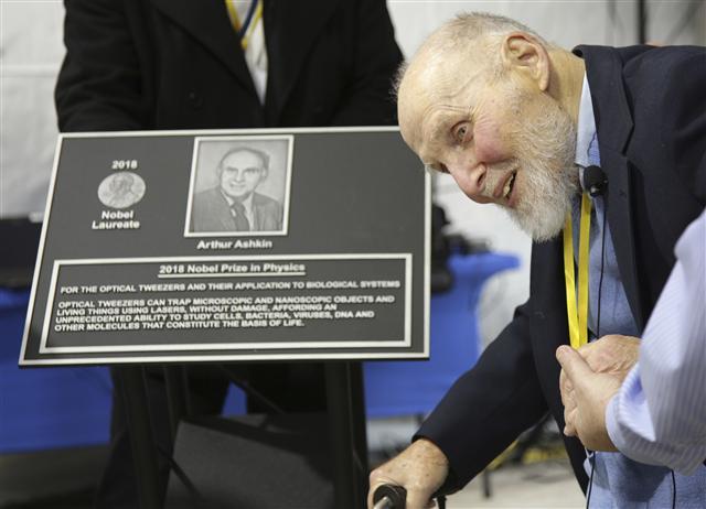 <YONHAP PHOTO-0533> Arthur Ashkin stands next to a plaque that commemorates his Nobel Prize in Physics, Monday, Dec. 17, 2018, at Nokia Bell Labs in Murray Hill, N.J. Ashkin delivered his Nobel address in New Jersey as he was unable to attend the ceremonies in Stockholm, Sweden. (AP Photo/Seth Wenig)/2018-12-18 04:25:05/ <저작권자 ⓒ 1980-2018 ㈜연합뉴스. 무단 전재 재배포 금지.>