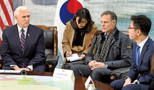 마이크 펜스 미국 부통령이 9일 경기도 평택시 해군2함대에서 오토 웜비어의 아버지 프레드 웜비어를 만나 위로하고 있다. (연합뉴스)