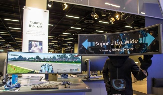 Shown in this file photo provided by Samsung Electronics Co. on Aug. 21, 2018 is the company's 49-inch curved gaming monitor CHG90. (Yonhap)