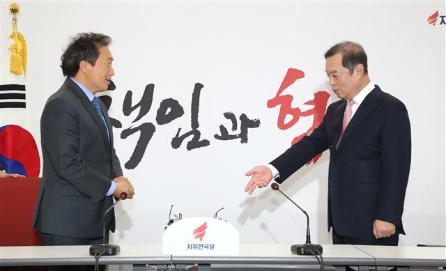 자유한국당으로 복당한 바른미래당 이학재 의원이 18일 국회에서 자유한국당 김병준 비상대책위원장과 면담하며 자리를 안내받고 있다.  [연합뉴스]