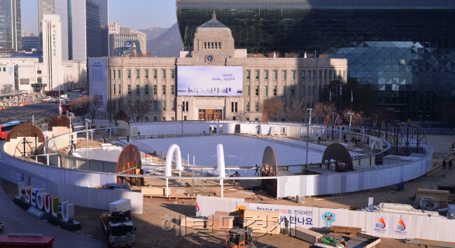 18일  막바지 마무리공사에 여념이 없는 서울광장 스케이트장. 21일 개관예정으로 스케이트장 중앙에 한반도지도가 들어가 남북화해의 상징을 조성할 예정이다. <br />정희조 기자/checho@heraldcorp.com  181218
18일  막바지 마무리공사에 여념이 없는 서울광장 스케이트장. 21일 개관예정으로 스케이트장 중앙에 한반도지도가 들어가 남북화해의 상징을 조성할 예정이다.
정희조 기자/checho@heraldcorp.com  181218