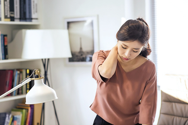 겨울에 유난히 추위를 많이 탄다면 갑상선 기능 저하증을 의심해 봐야 한다. 만성 피로, 식욕 부진, 체중 증가 등이 대표적 증상이다.  [헤럴드경제DB]