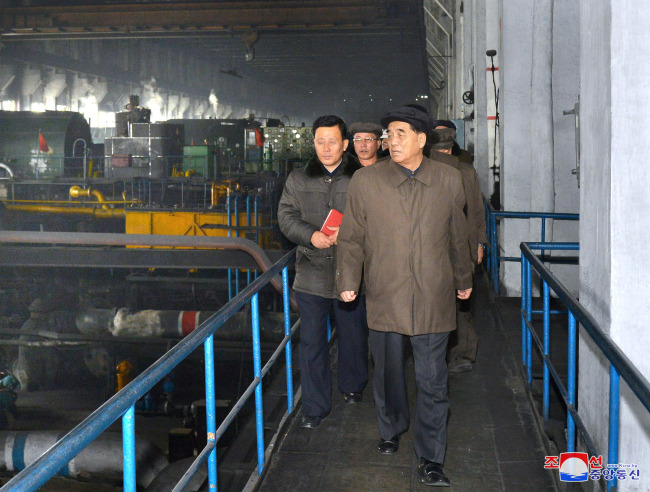 <YONHAP PHOTO-3035> 박봉주 총리, 평양화력발전연합기업소 현지 시찰 (평양 조선중앙통신=연합뉴스) 박봉주 북한 내각 총리가 지난 3일 평양화력발전연합기업소를 현지 시찰했다고 조선중앙통신이 4일 보도했다. 2018.12.4 [국내에서만 사용가능. 재배포 금지. For Use Only in the Republic of Korea. No Redistribution] photo@yna.co.kr/2018-12-04 10:01:01/ <저작권자 ⓒ 1980-2018 ㈜연합뉴스. 무단 전재 재배포 금지.>
<YONHAP PHOTO-3035> 박봉주 총리, 평양화력발전연합기업소 현지 시찰 (평양 조선중앙통신=연합뉴스) 박봉주 북한 내각 총리가 지난 3일 평양화력발전연합기업소를 현지 시찰했다고 조선중앙통신이 4일 보도했다. 2018.12.4 [국내에서만 사용가능. 재배포 금지. For Use Only in the Republic of Korea. No Redistribution] photo@yna.co.kr/2018-12-04 10:01:01/ <저작권자 ⓒ 1980-2018 ㈜연합뉴스. 무단 전재 재배포 금지.>