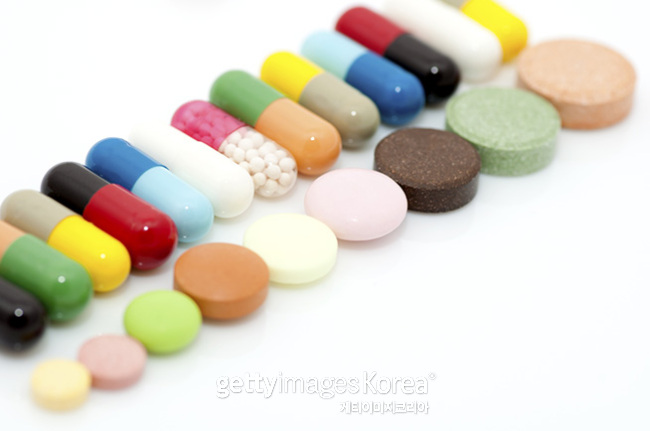 항생제 처방률이 높아지면 내성이 생겨 잘 듣지 않아 경미한 감염병에도 사망할 수 있다. 대한항균요법학회는 높은 항생제 처방률이 계속되면 2040년에는 전 세계에서 1000만명이 사망할 것으로 내다봤다. [게티이미지]