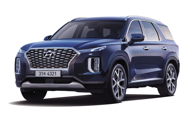 현대차 SUV ‘팰리세이드’ 는 일단 외관상으로 봤을 때, 차체가 확실히 큼직하게 느껴졌다. 대형 SUV 답게 우람한 풍모였다. 현대차의 차세대 SUV 디자인 방향성을 담은 콘셉트카 ‘HDC-2 그랜드마스터’의 DNA도 곳곳에서 느껴졌다.