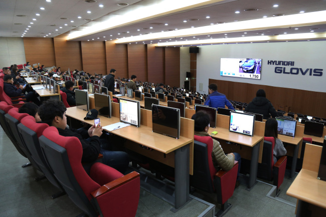 Members participate in an auction where the 1 millionth used car was put up for sale at Hyundai Glovis’ Sihwa auction house on Nov. 30 (Hyundai Glovis)