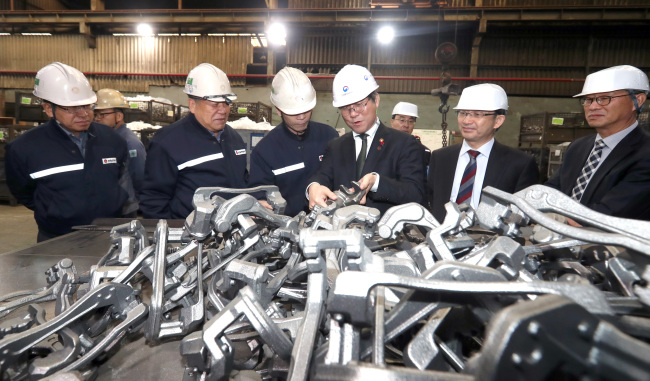 Industry Minister Sung Yoon-mo (center) visit a local auto parts maker in Changwon, South Gyeongsang Province, as part of the industry inspection tour on Dec. 13. (Yonhap)