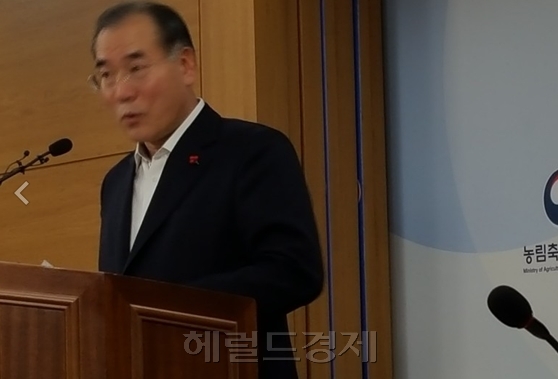 이개호 농림축산식품부 장관이 18일 새해업무보고 후 농식품부 기자실에 들러 업무보고 내용에 대해 브리핑하고 있다. [사진=헤럴드경제DB]