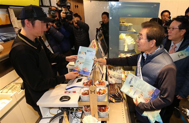 박원순 서울시장이 지난달 22일 서울 서대문구 연세로의 한 식당에서 제로페이 홍보를 하고 있다.  [연합뉴스]
