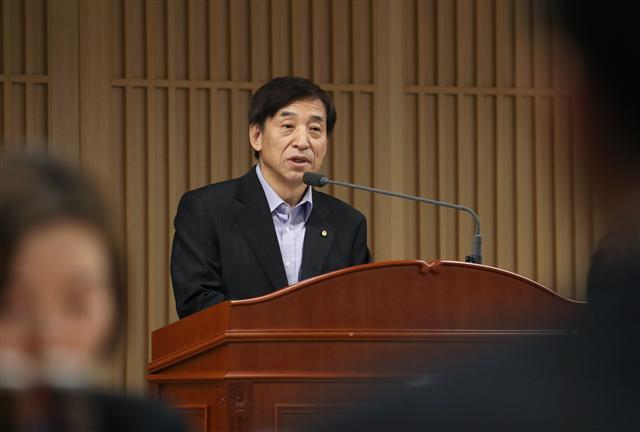 이주열 한국은행 총재가 지난 18일 저녁 서울 태평로 한은 본관에서 열린 송년 기자간담회에서 모두발언을 하고 있다.  [제공=한국은행]