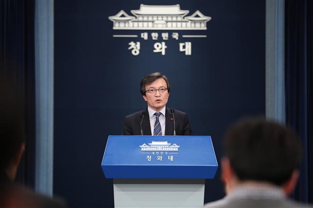 김태우 전 청와대 특별감찰반원의 잇따른 폭로에 대해 야당이 일제히 국정조사를 언급하며 대여 공세를 확대하고 있다. 사진은 전날 ‘특감반 의혹’ 관련 질문에 답하는 김의겸 청와대 대변인.  [연합뉴스]