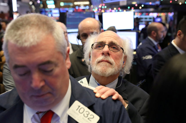 <YONHAP PHOTO-0303> FILE PHOTO: Traders work on the floor of the New York Stock Exchange (NYSE) in New York, U.S., December 6, 2018. REUTERS/Brendan McDermid/File Photo/2018-12-18 02:15:15/ <저작권자 ⓒ 1980-2018 ㈜연합뉴스. 무단 전재 재배포 금지.>
<YONHAP PHOTO-0303> FILE PHOTO: Traders work on the floor of the New York Stock Exchange (NYSE) in New York, U.S., December 6, 2018. REUTERS/Brendan McDermid/File Photo/2018-12-18 02:15:15/ <저작권자 ⓒ 1980-2018 ㈜연합뉴스. 무단 전재 재배포 금지.>
