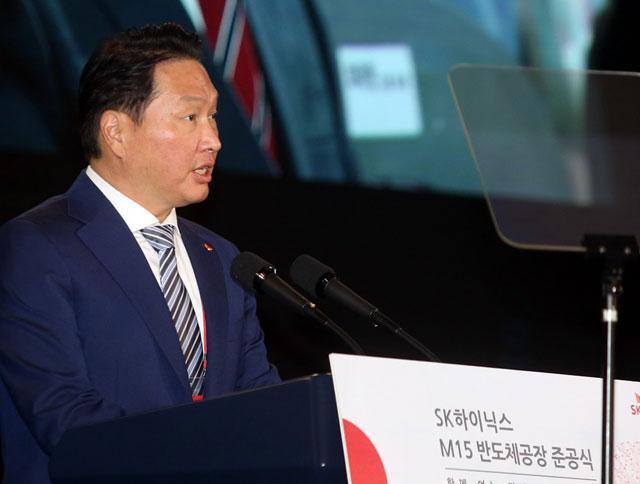지난 10월 SK하이닉스 M15 준공식에 참석한 최태원 SK그룹 회장.  [제공=SK하이닉스]