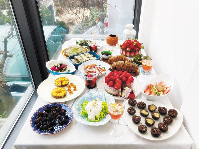 1.주경미 약학박사가  ‘로푸드의 힘 & 장이 새고 있다” 라는 주제로 강연을 진행하고 있다. 2.지난 16일 서울 연희동 한국디톡스로푸드협회에서 열린 ‘2018 창작레시피공유회’. 회원들이 직접 만든 음식들이 테이블에 차려져있다. 3.통팥과 병아리콩이 들어간 ‘채식 쑥떡’