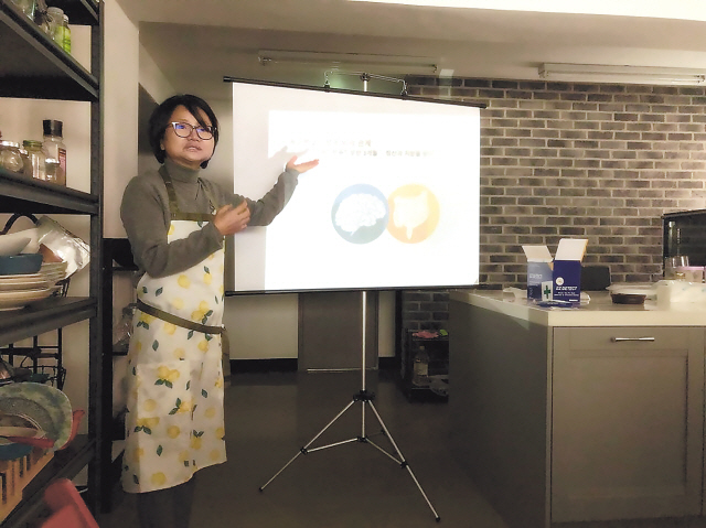 1.주경미 약학박사가  ‘로푸드의 힘 & 장이 새고 있다” 라는 주제로 강연을 진행하고 있다. 2.지난 16일 서울 연희동 한국디톡스로푸드협회에서 열린 ‘2018 창작레시피공유회’. 회원들이 직접 만든 음식들이 테이블에 차려져있다. 3.통팥과 병아리콩이 들어간 ‘채식 쑥떡’