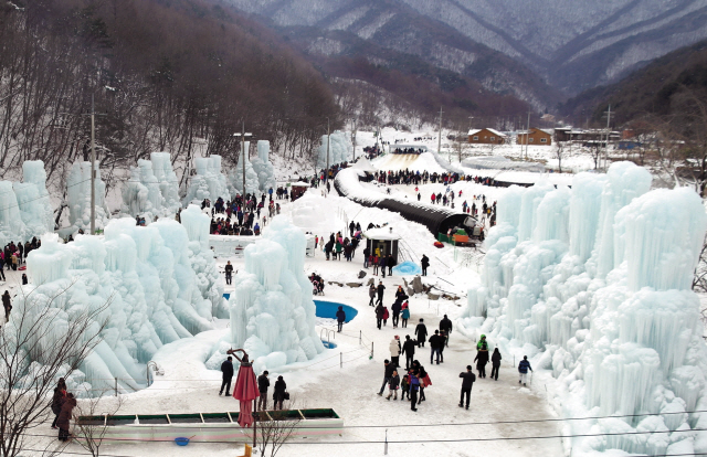 칠갑산 정상 바로 아래 산기슭에 자리잡고 있는 청양 알프스마을 칠갑산얼음분수축제장 전경. 올해 11회째를 맞는 칠갑산얼음분수축제는 내년 2월17일까지 개최되며 이제 청양의 대표적인 겨울축제로 자리매김하고 있다.  [제공=알프스마을]
2. 청양 칠갑산얼음분수 축제장에 만들어진 얼음궁전이 화려한 빛깔의 야간 조명을 받아 동화 속 같은 분위기를 연출하고 있다.  [사진제공=알프스마을]
3. 야간 개장한 청양 칠갑산얼음분수축제장으로 들어가는 입구에 설치된 알프스마을을 알리는 조형물이 화려한 빛을 뿜어내고 있다.  [사진제공=알프스마을]