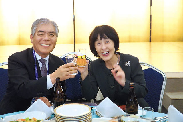 ▲ 한국여행업협회 양무승회장과 일본 홋카이도 타카하시 하루미 지사가 활짝 웃으며 한일관광교류 1500만명 시대를 위해 건배하고 있다.
◀홋카이도 눈내리는 마을