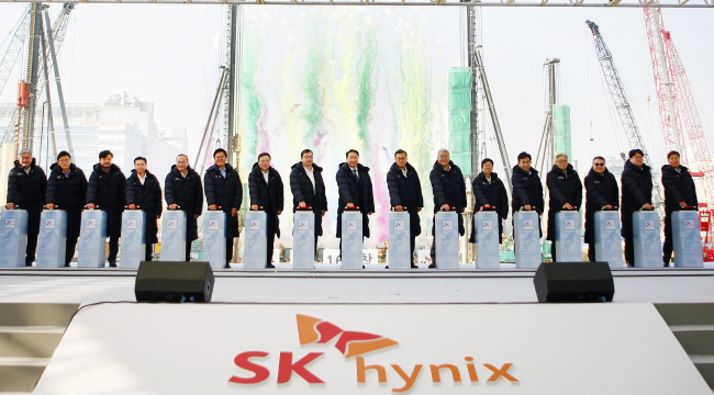 SK Hynix Inc. holds groundbreaking ceremony for new chip productin line, Dec. 19(Yonhap)