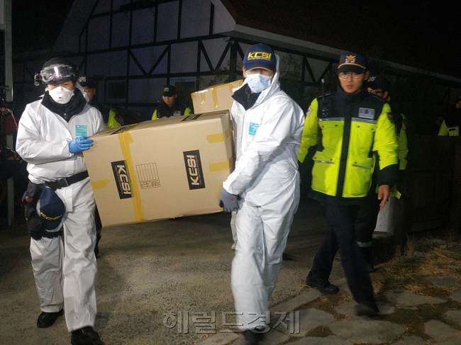 경찰은 국과수ㆍ한국가스안전공사와 함께 지난 19일 오후 2시부터 6시간 가량 2차 합동감식을 진행했다. 19일 오후 8시께 경찰과 국과수 관계자들이 A 펜션 201호 객실에서 보일러를 탈거해 국과수로 이송중인 모습.  김성우 기자/zzz@heraldcorp.com