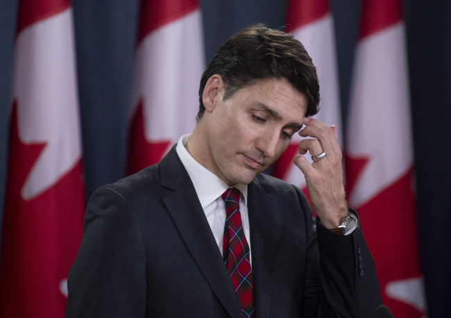 <YONHAP PHOTO-1246> Canadian Prime Minister Justin Trudeau scratches his forehead as he listens to a question during an end of session news conference in Ottawa, Wednesday, Dec. 19, 2018. (Adrian Wyld/The Canadian Press via AP)/2018-12-20 05:54:27/ <저작권자 ⓒ 1980-2018 ㈜연합뉴스. 무단 전재 재배포 금지.>
<YONHAP PHOTO-1246> Canadian Prime Minister Justin Trudeau scratches his forehead as he listens to a question during an end of session news conference in Ottawa, Wednesday, Dec. 19, 2018. (Adrian Wyld/The Canadian Press via AP)/2018-12-20 05:54:27/ <저작권자 ⓒ 1980-2018 ㈜연합뉴스. 무단 전재 재배포 금지.>