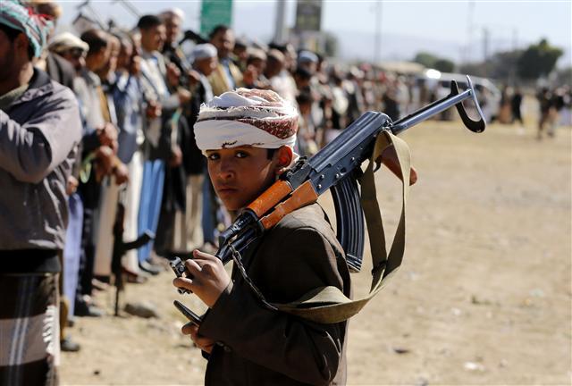 <YONHAP PHOTO-1118> epa07240785 A child supporter of Houthi rebels carries a weapon during a gathering to show support to the Houthi rebels in Sana?a, Yemen, 19 December 2018. According to reports, Yemen?s internationally-recognized government has urged the international community to oblige the Houthi rebels to abide by the ceasefire agreement reached in Sweden, one day after the Hodeida province-wide truce came into effect. EPA/YAHYA ARHAB/2018-12-20 05:34:59/ <저작권자 ⓒ 1980-2018 ㈜연합뉴스. 무단 전재 재배포 금지.>