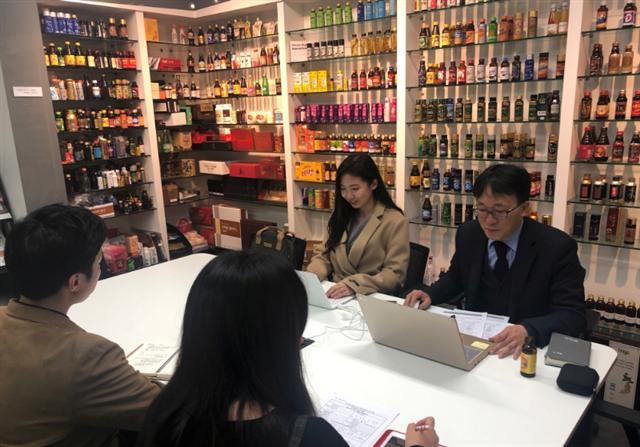 aT와 관세청의  FTA특혜관세 담당자들이 B제약회사를 방문해 제품 원재료 품목분류 및 원선지 기준 충족방안 등에 대해 컨설팅을 하고 있다.  [제공=농림축산식품부]