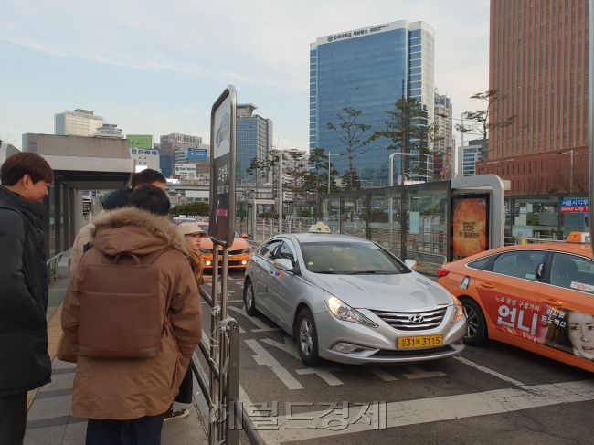 20일 오전, 서울역 앞 택시 승강장에서 시민들이 택시를 기다리고 있다. 이날 택시업계는 24시간 동안 총파업에 돌입했지만, 시민들은 큰 불편없이 택시를 이용했다. [사진=유오상 기자/osyoo@heraldcorp.com]