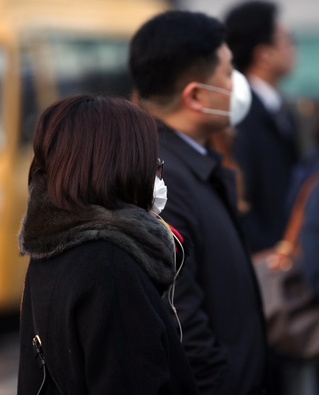 전국에 미세먼지가 기승을 부린 지난 17일 오전 서울 종로구 세종대로사거리에서 마스크를 쓴 출근길 시민들이 발걸음을 옮기고 있다. 마스크에 안경까지 쓴 한 시민이 보인다. 콘택트렌즈 대신 안경을 쓰면 미세먼지로 인해 각막염이 악화되는 것을 막는데 도움을 준다(사진은 기사 내용과 관련 없음). [연합뉴스]