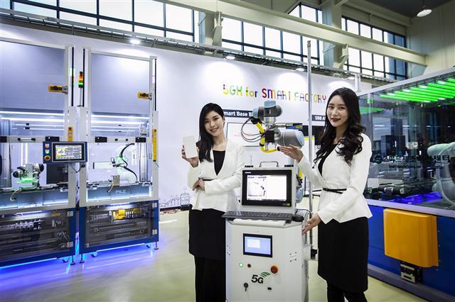 SK텔레콤 모델이 5G 스마트팩토리 솔루션을 소개하고 있다.  [제공=SK텔레콤]
