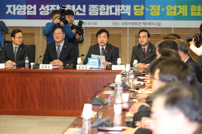 홍종학 중소벤처기업부 장관이 20일 오전 국회 의원회관에서 열린 더불어민주당과 자영업 성장ㆍ혁신 종합대책 당ㆍ정ㆍ업계협의에서 발언하고 있다.[사진=연합뉴스]
홍종학 중소벤처기업부 장관이 20일 오전 국회 의원회관에서 열린 더불어민주당과 자영업 성장ㆍ혁신 종합대책 당ㆍ정ㆍ업계협의에서 발언하고 있다.[사진=연합뉴스]