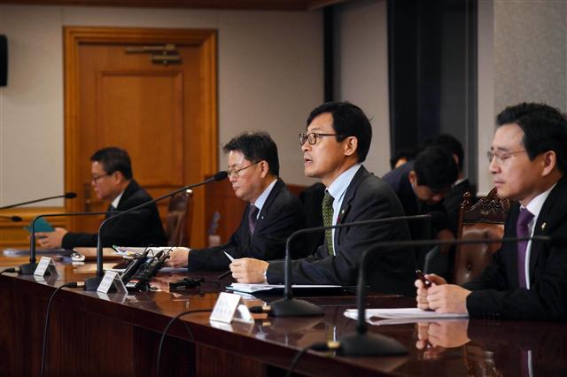 이호승 기획재정부 1차관이 20일 서울 중구 은행회관에서 美 금리인상의 영향과 대응 방안을 논의하기 위해 열린 거시경제금융회의를 주재하며 모두 발언을 하고 있다.  [제공=기획재정부]