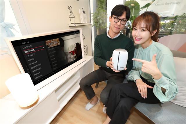 KT스카이라이프가 AI 스피커 ‘기가지니’를 연동한 OTS 기가지니를 내년 1월 출시 예정이다. KT 모델이 올레tv와 연동한 기가지니2를 소개하고 있다.  [제공=KT]