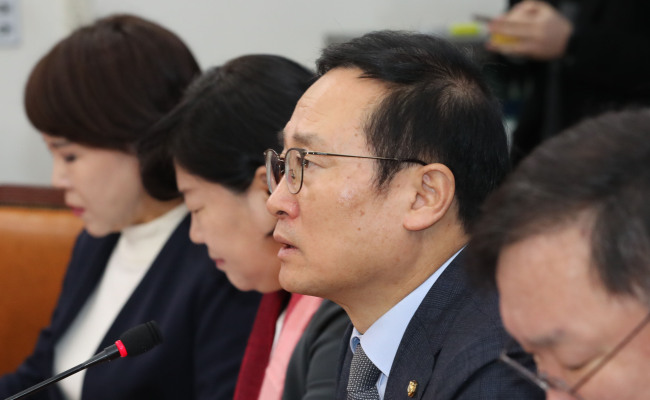 더불어민주당 홍영표 원내대표가 20일 오전 국회에서 열린 정책조정회의에서 발언하고 있다.[사진=연합뉴스]
더불어민주당 홍영표 원내대표가 20일 오전 국회에서 열린 정책조정회의에서 발언하고 있다.[사진=연합뉴스]