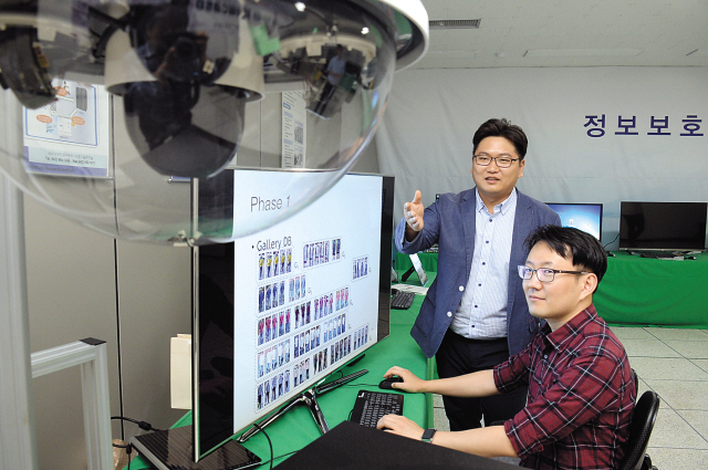 ETRI 김건우 박사 연구팀이 치안용 CCTV의 성능을 점검하고 있다. [제공=ETRI]