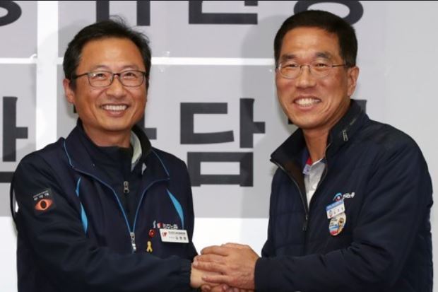 Kim Ju-young (R), head of the Federation of Korean Trade Unions, shakes hands with Kim Myung-hwan, leader of the Korean Confederation of Trade Unions (KCTU), during their meeting at the KCTU headquarters in Seoul, in this file photo dated Nov. 2017. (Yonhap)