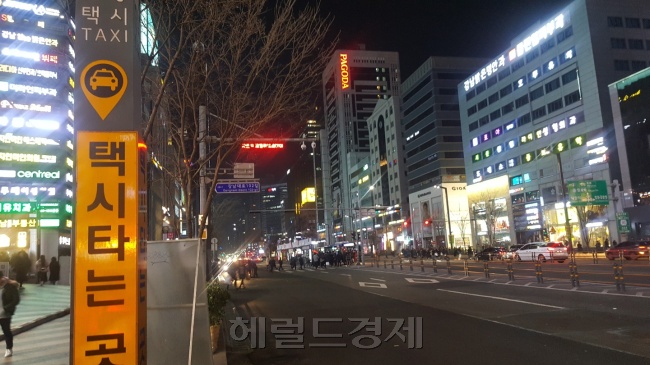 서울 강남구의 한 택시타는 장소. 전국 택시 파업이 있었던 20일 오후엔 택시를 찾아보기 어려웠다. 평소 같았음 손님을 기다리는 택시가 가득했을 곳이다. 정세희 기자/say@