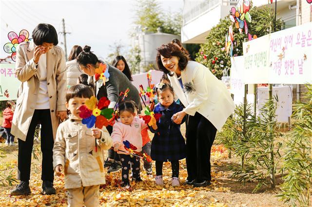 이어룡 회장(오른쪽 첫번째)이 영유아 보육시설인 이화영아원 앞 뜰에서 아이들과 반갑게 인사하고 기념 사진을 찍고 있다.
