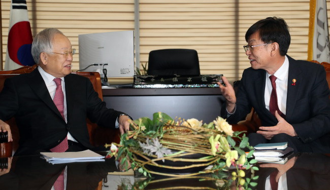 <YONHAP PHOTO-1714> 이야기 나누는 김상조 공정거래위원장과 손경식 경총 회장 (서울=연합뉴스) 정하종 기자 = 21일 오전 서울 마포구 경총회관을 방문한 김상조 공정거래위원장(오른쪽)이 손경식 경총 회장과 이야기를 하고 있다. 2018.12.21 chc@yna.co.kr/2018-12-21 08:46:30/ <저작권자 ⓒ 1980-2018 ㈜연합뉴스. 무단 전재 재배포 금지.>
<YONHAP PHOTO-1714> 이야기 나누는 김상조 공정거래위원장과 손경식 경총 회장 (서울=연합뉴스) 정하종 기자 = 21일 오전 서울 마포구 경총회관을 방문한 김상조 공정거래위원장(오른쪽)이 손경식 경총 회장과 이야기를 하고 있다. 2018.12.21 chc@yna.co.kr/2018-12-21 08:46:30/ <저작권자 ⓒ 1980-2018 ㈜연합뉴스. 무단 전재 재배포 금지.>