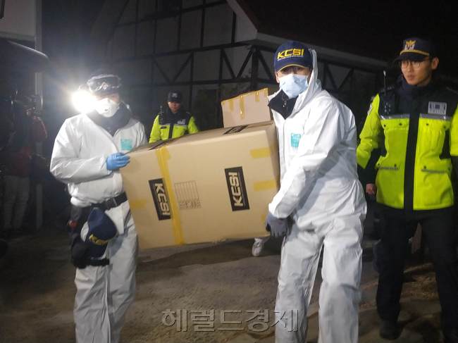 A 펜션에서 제거된 보일러를 경찰 관계자들이 이송하고 있는 모습. [사진=김성우 기자/zzz@heraldcorp.com]