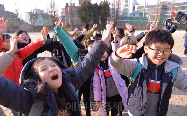 겨울방학이 시작되었다. 21일 서울시 초등학교는  각 급 학교별로  동계겨울방학을 실시하였다. 마포 성산동 성서초등학교 3학년 학생들이 즐거운 방학을 맞아 교문을 나서고 있다. <br />정희조 기자/checho@heraldcorp.com  181221