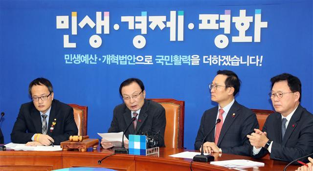 더불어민주당 이해찬 대표와 홍영표 원내대표 등이 21일 국회에서 열린 최고위원회의에 참석하고 있다.    [연합뉴스]