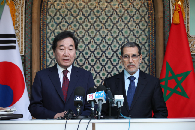 South Korean Prime Minister Lee Nak-yon(left) and Moroccan Prime Minister Saadeddine El Othmani during press briefing in Rabat, Morocco, Dec. 20 (Yonhap)