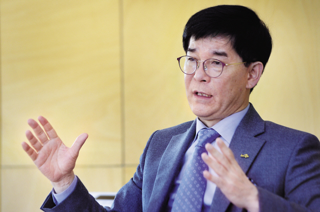 취임 1주년을 앞두고 한해를 정리하느라 분주한 김낙순 한국마사회장이 본지와의 대담에서 그동안의 소회와 앞으로의 비전, 특히 마사회의 변신에 대해 소상하게 설명하고 있다.
박해묵 기자/mook@