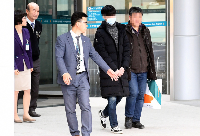 퇴원하는 강릉 펜션사고 학생 (사진=연합뉴스)