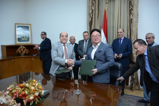 Caris Guardrail CEO Yu Cheol (center) shakes hands with Egypt’s Vice Minister of Defense Hassan Ahmed Abd Elmagied after signing a deal on establishing guardrails across the entire Egypt and constructing a joint-venture factory, at the country’s Government Complex on Sept. 17, 2018. (Caris Guardrail Co.)